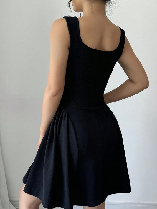 Suspender Dress con Scollo Quadrato e Schiena Scoperta