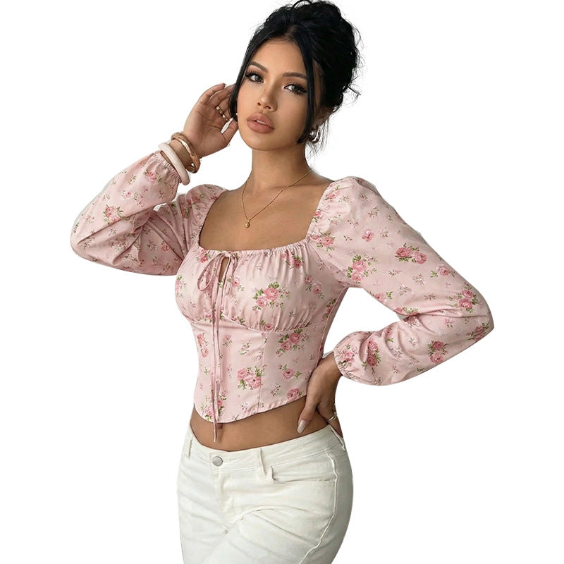 Eleganza Francese – Blusa Floreale con Scollo Quadrato e Maniche a Sbuffo