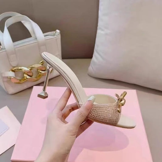 Sandalo Minimal in Satén con Punta Rotonda e Finitura High-Luxury