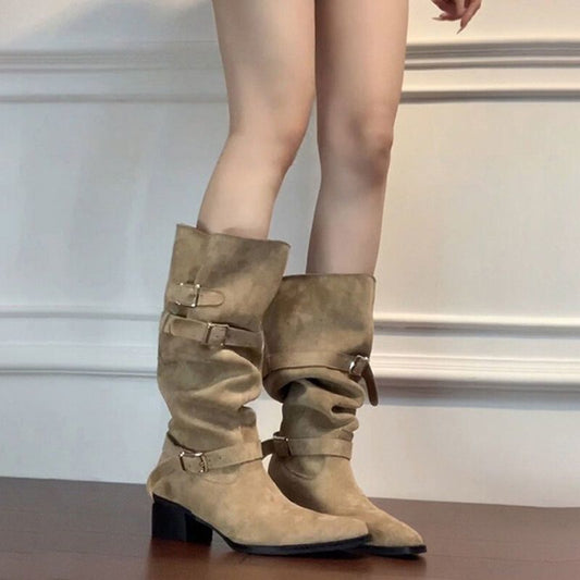 Stivale Alto in Camoscio con Tacco Largo e Dettaglio Belt-Buckle