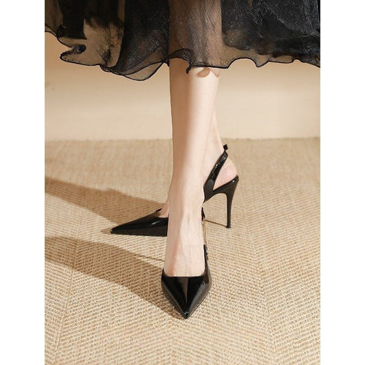 Tacco Chiuso in Punta con Cinturino One-Piece e Finiture Multi-Texture