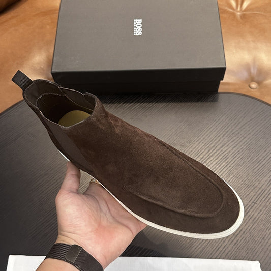 Calzatura Casual in Primo Fiore con Sistema Shock-Absorption e Design Leather Splicing