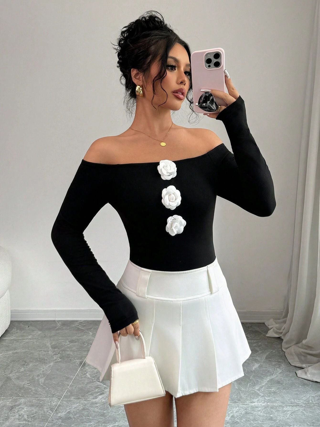 T-Shirt Knitted "Sexy Hottie" con Scollo a Barca e Texture 3D Three-Dimensional