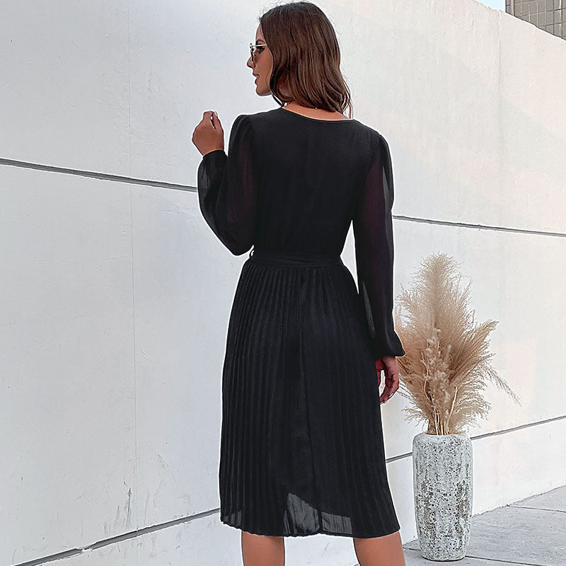 Abito "Pleated Elegance" con Scollo a V, Maniche Lunghe e Dettaglio Tie-Waist