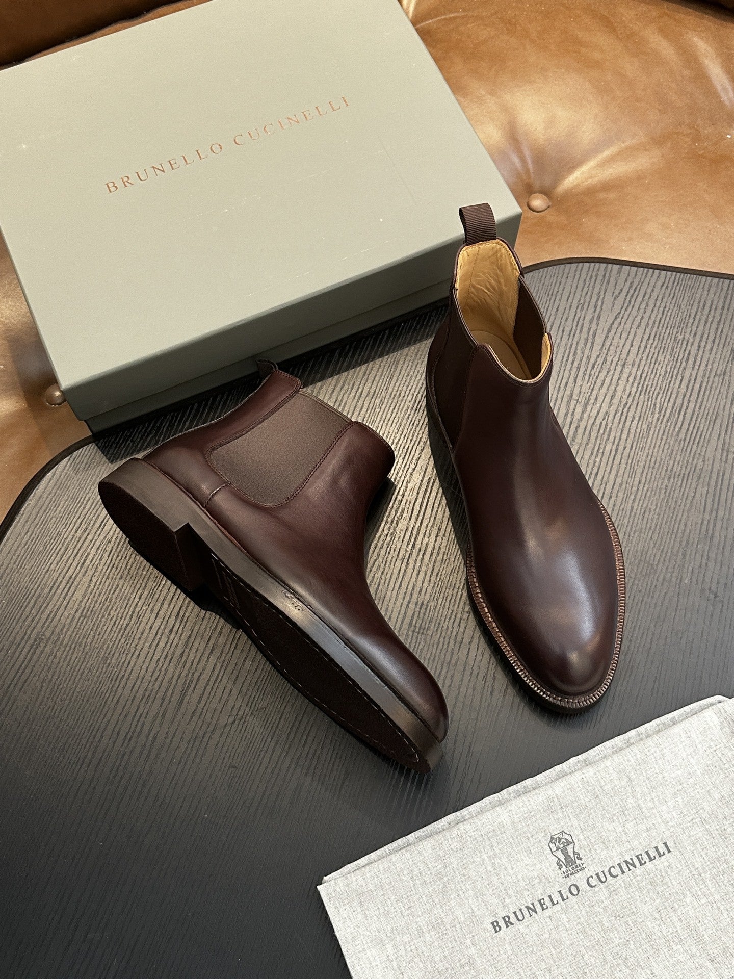 Calzatura Casual in Primo Fiore con Sistema Shock-Absorption e Design Leather Splicing