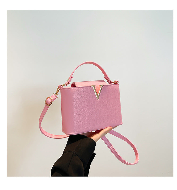 Shoulder Bag "Cross-Border" Horizontal Square con Chiusura a Patta e Scomparto Mezzanine