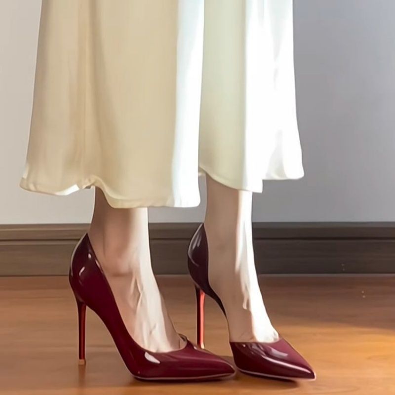 Décolleté a Punta in Artificial Leather con Tacco Sottile e Finitura High-Gloss