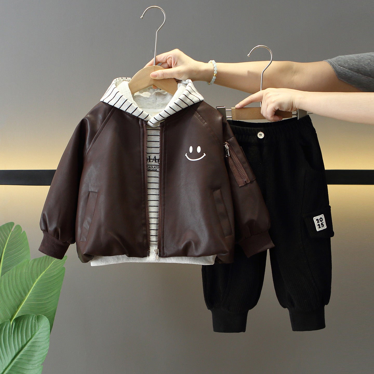 Completo in PU Leather "Solid Black & Brown" con Chiusura Zipper