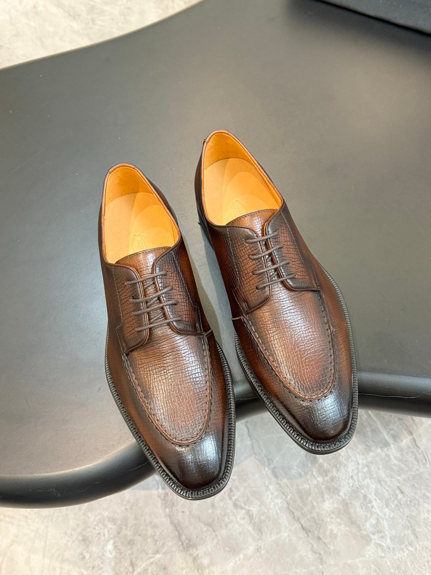 Calzatura Casual in Primo Fiore con Sistema Shock-Absorption e Chiusura Front-Tie