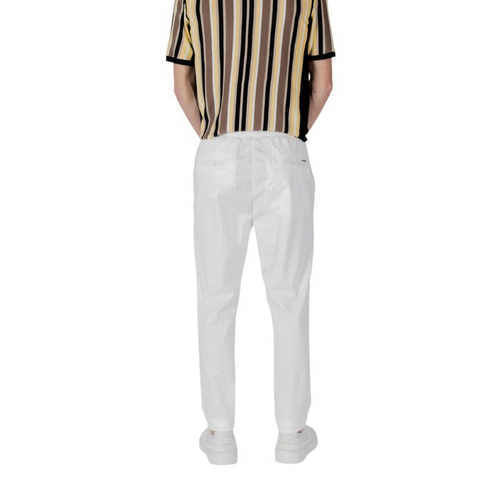 Pantalone con cavallo basso