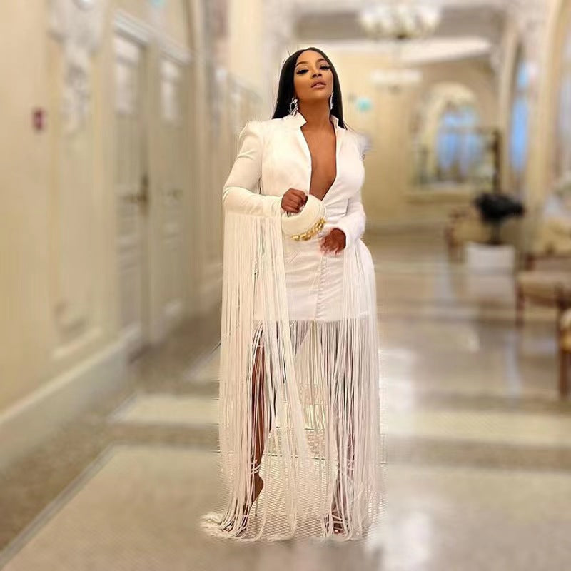 Abito Slim-Fit con Scollo Profondo e Frange