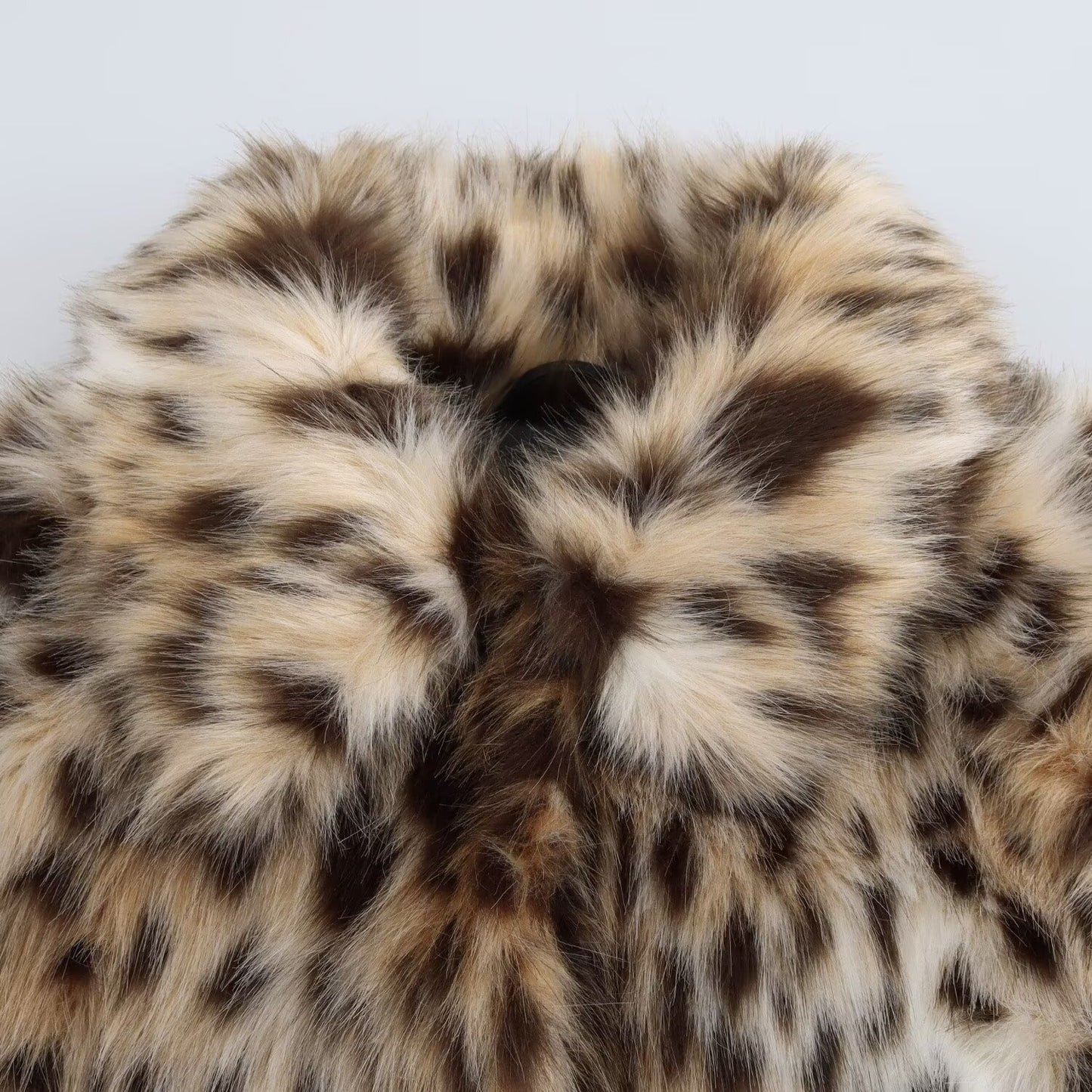 Giacca Faux Fur 2026: Eco-Pelliccia Leopardata "Urban Wild"
