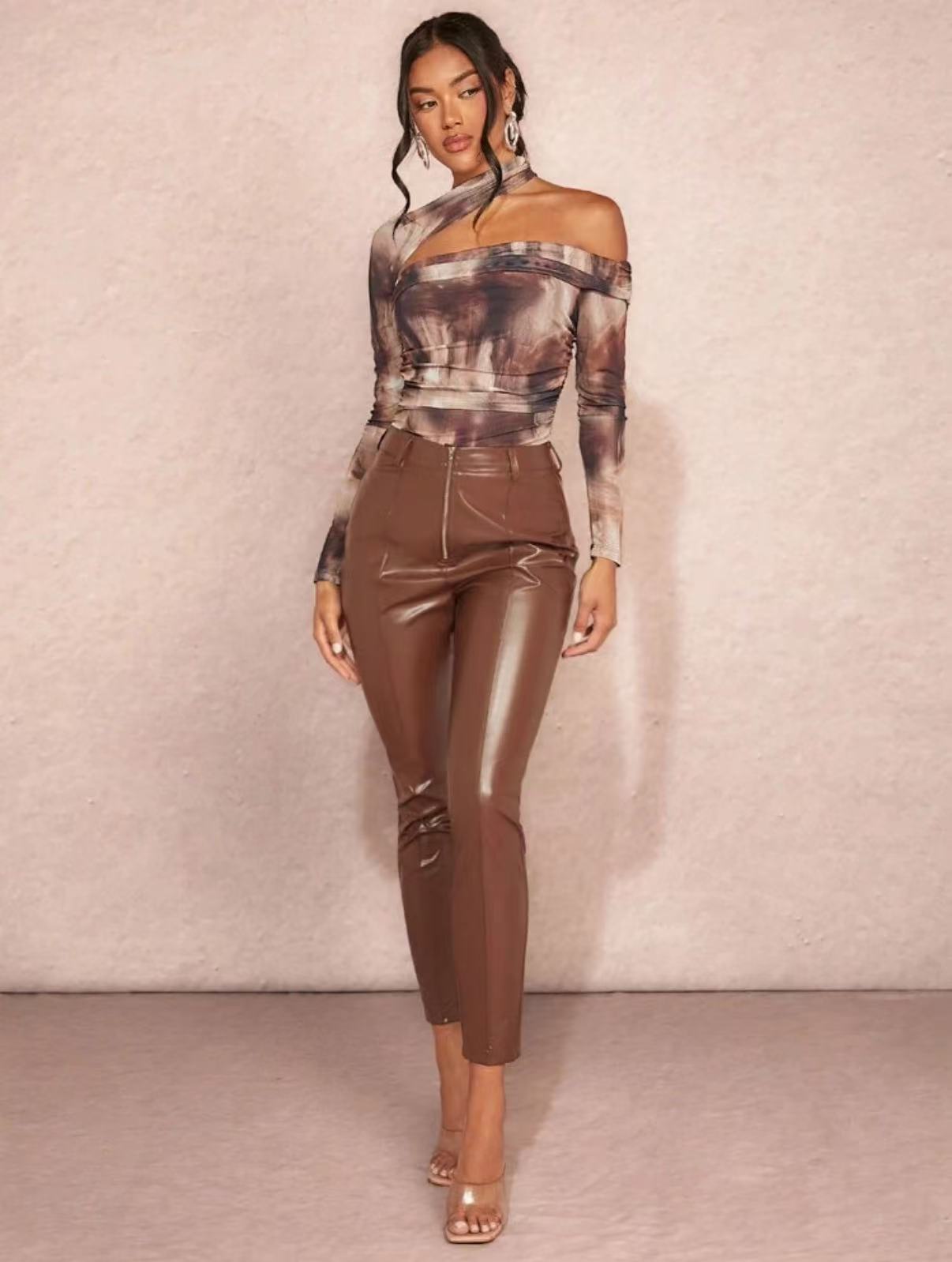 Jumpsuit Aderente in "Milk Silk" – Tuta Capri a Manica Lunga e Vita Bassa