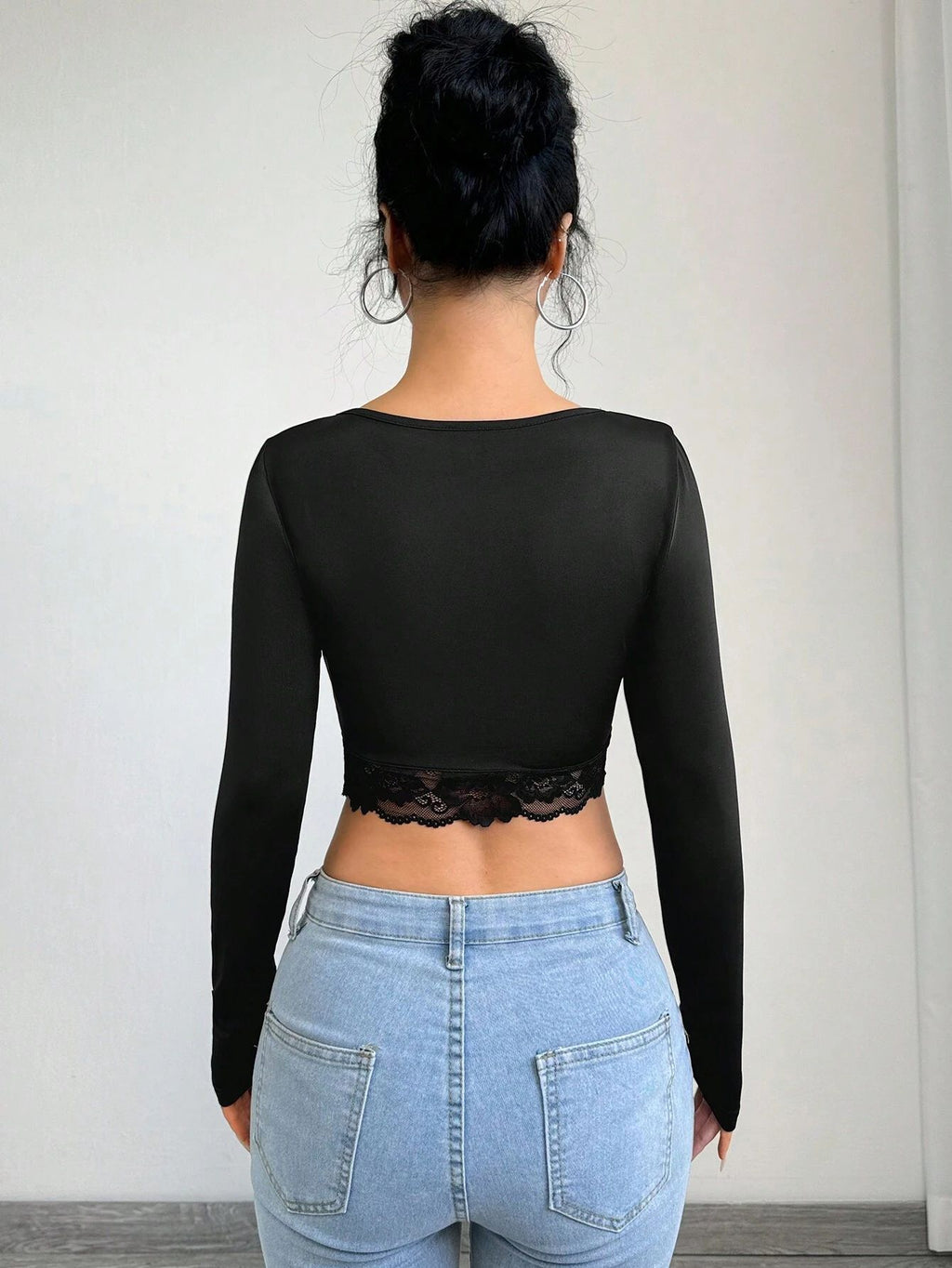 Top Short Slim con Patchwork in Pizzo e Design Plissettato