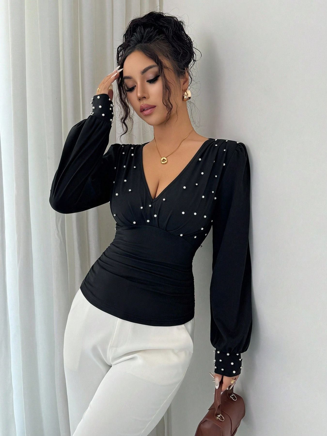 Top Slim con Perle Applicate e Maniche Flared
