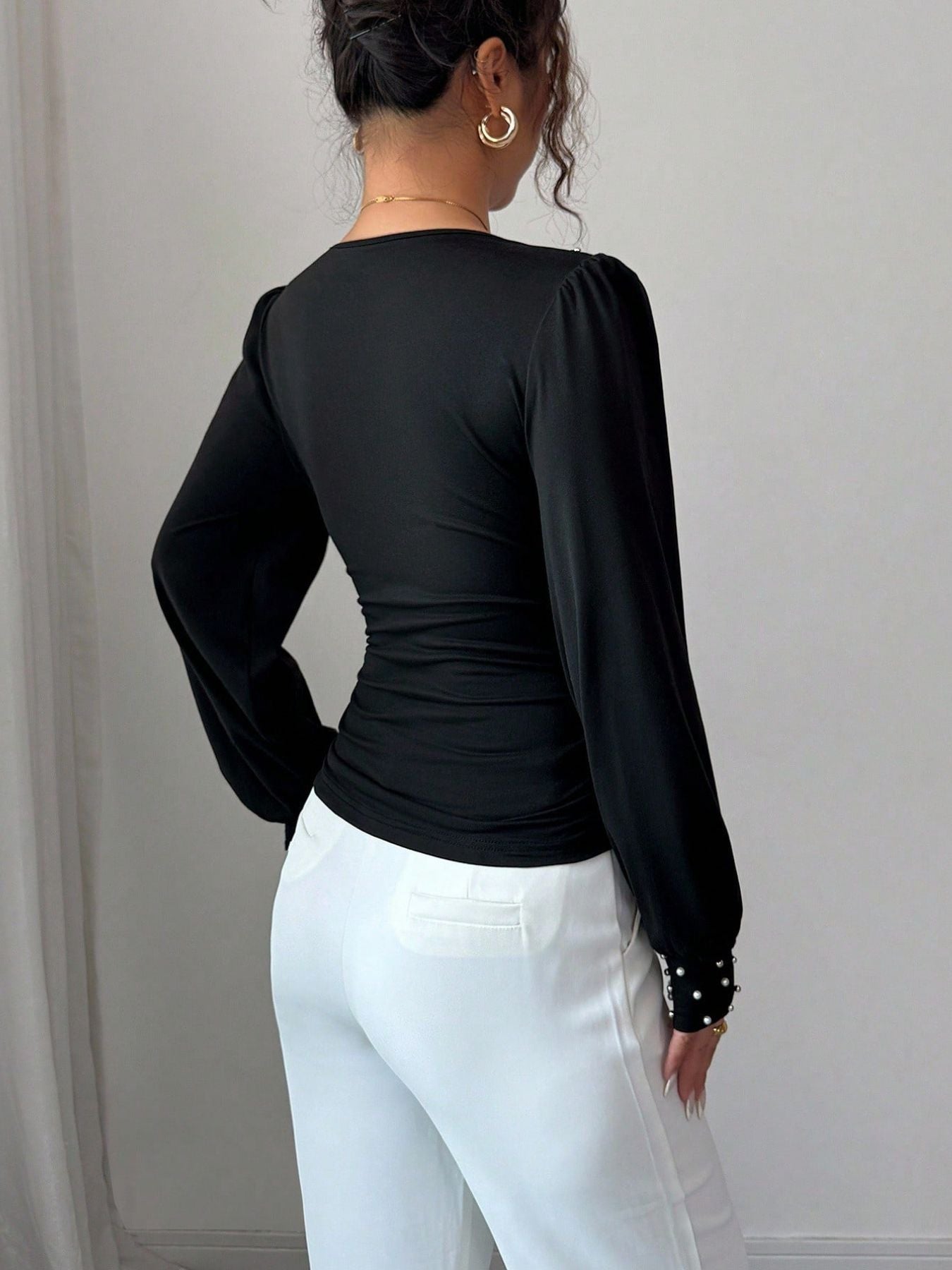 Top Slim con Perle Applicate e Maniche Flared