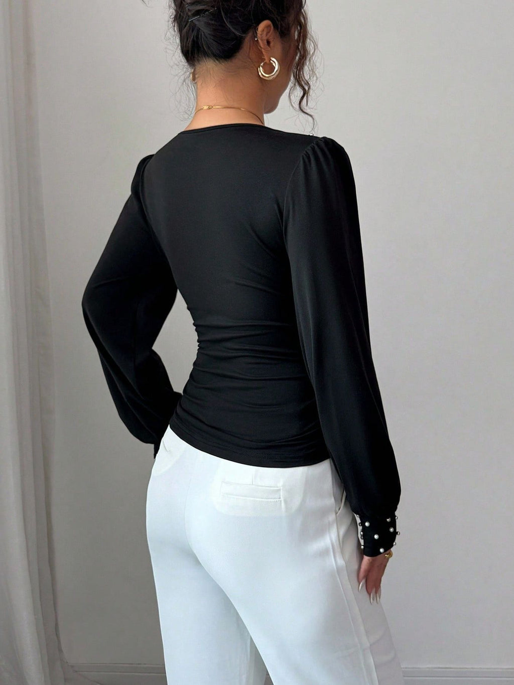 Top Slim con Perle Applicate e Maniche Flared