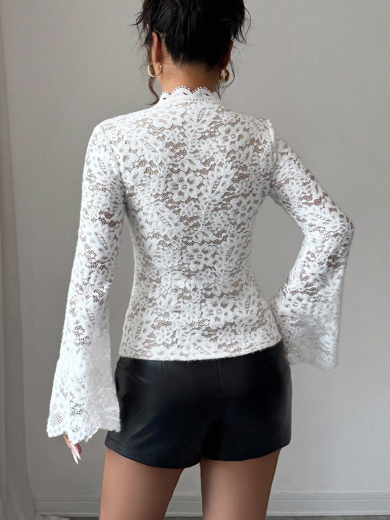 Top Slim-Fit in Maglia con Scollo a V e Rifiniture in Pizzo