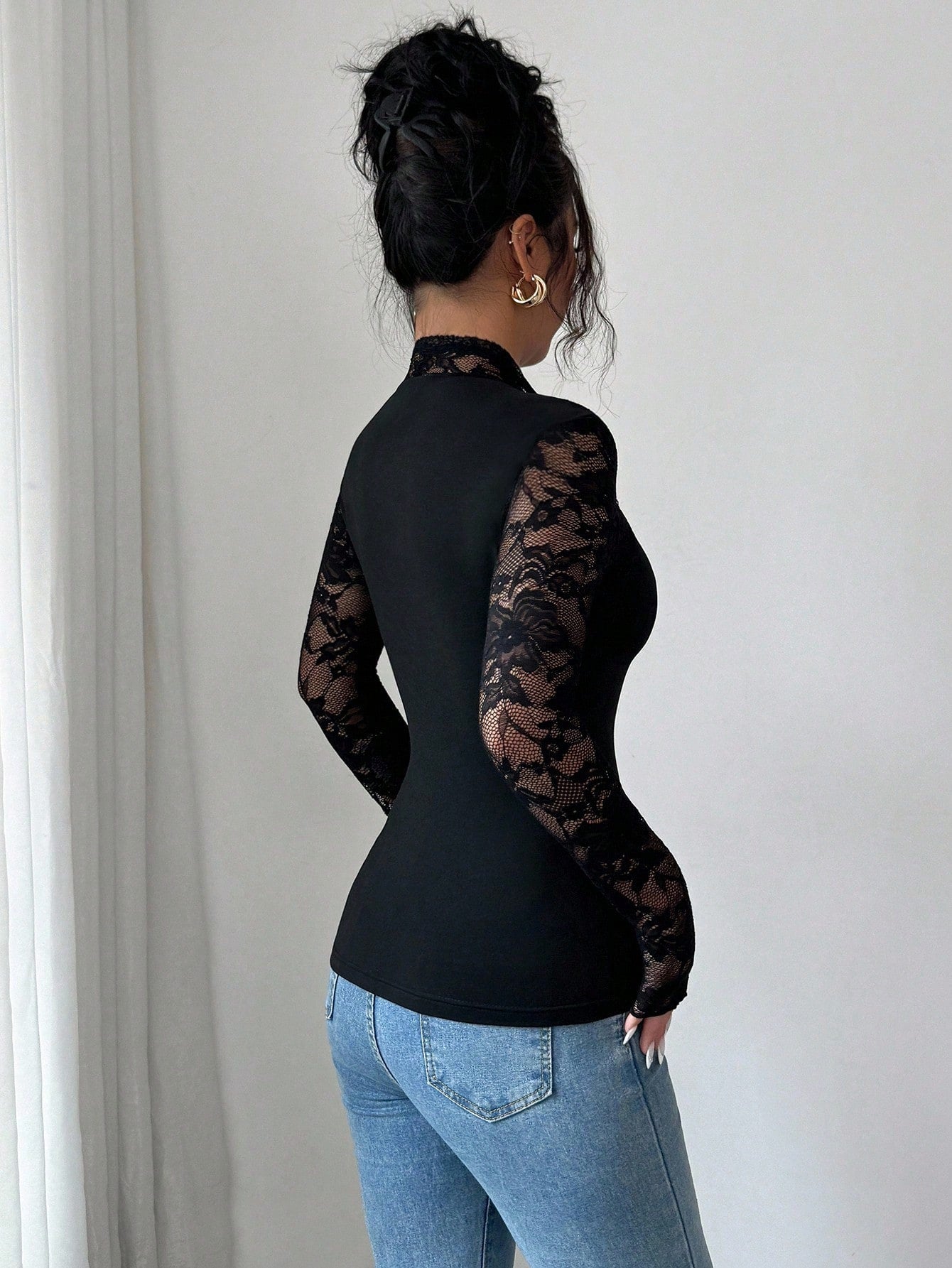 Top Slimming in Maglia con Patchwork di Pizzo e Scollo Irregolare