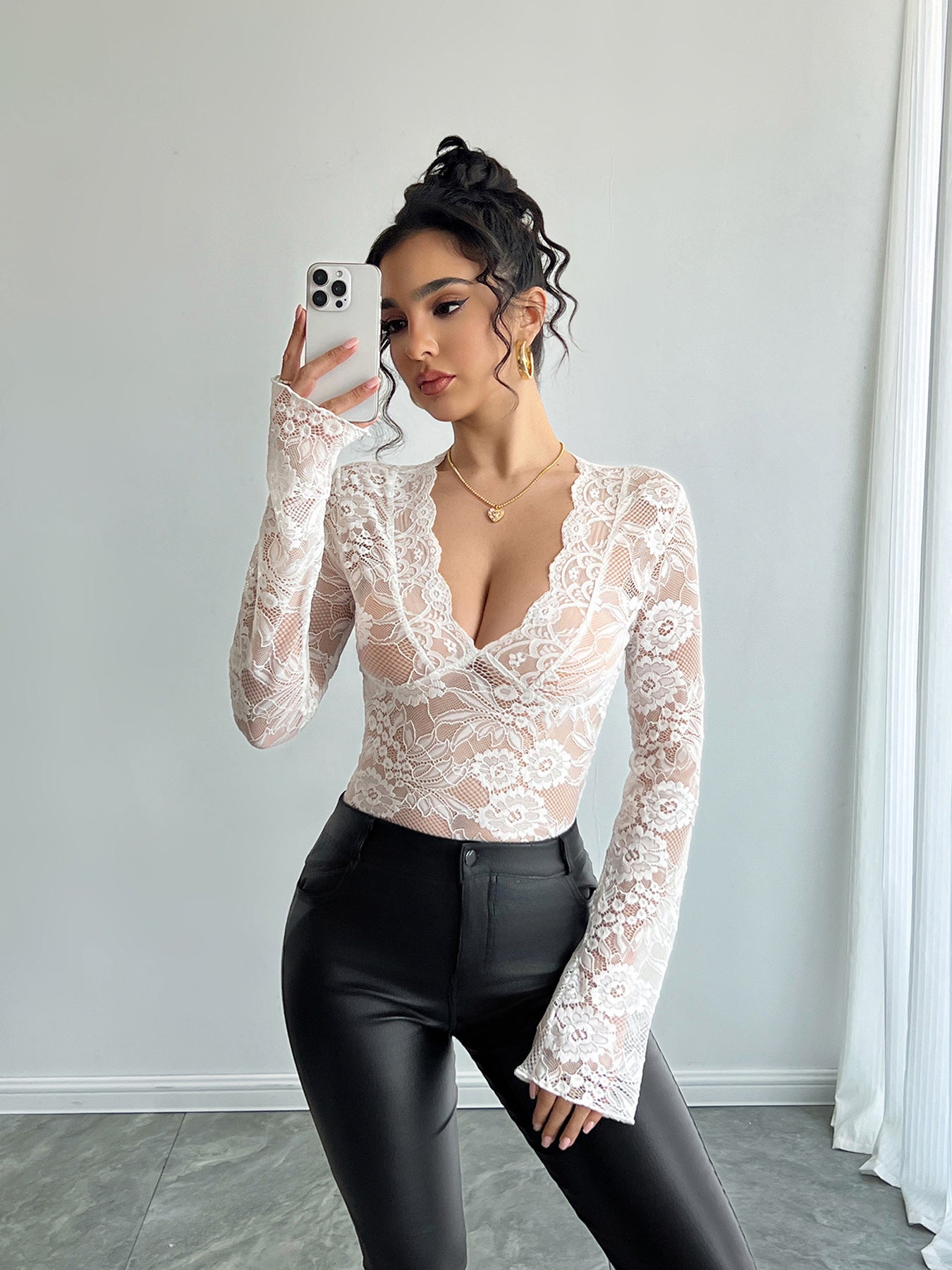 Top Slim-Fit in Pizzo con V-Neck e Silhouette Short Style
