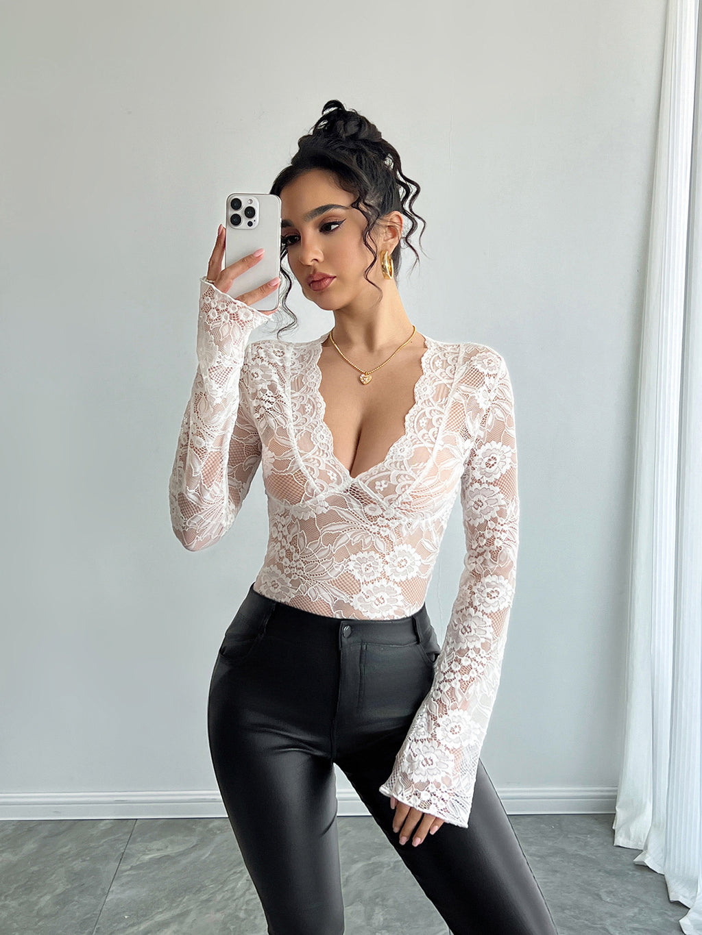 Top Slim-Fit in Pizzo con V-Neck e Silhouette Short Style