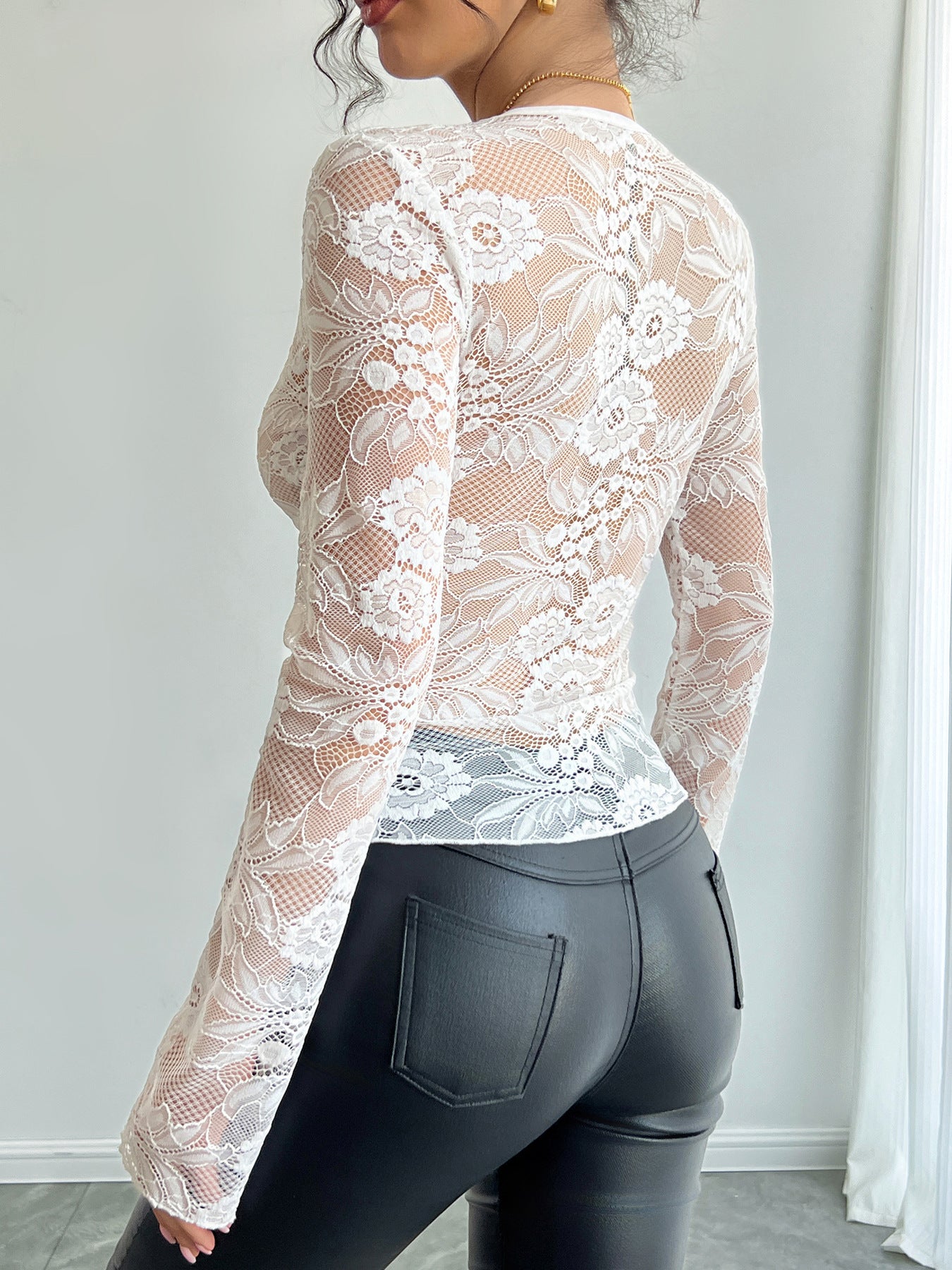 Top Slim-Fit in Pizzo con V-Neck e Silhouette Short Style