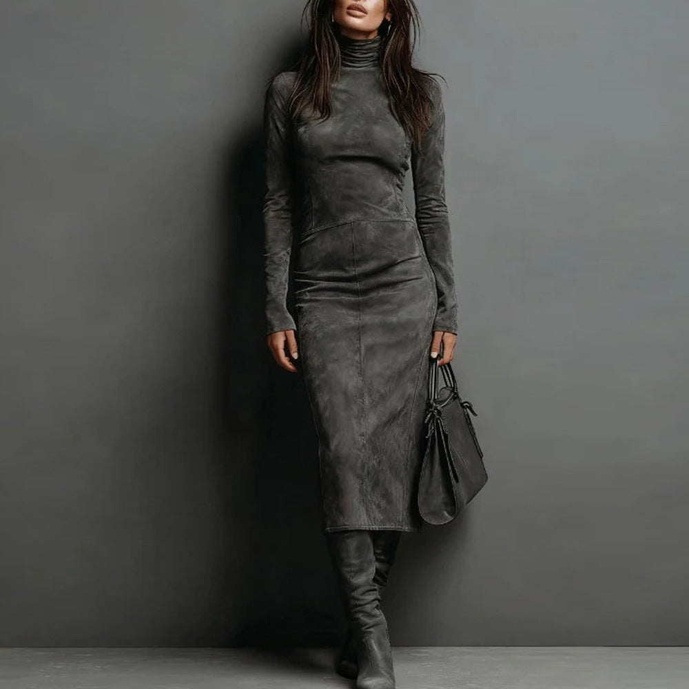 Abito Slim Half-Turtleneck in Milk Silk con Taglio Hip-Hugging