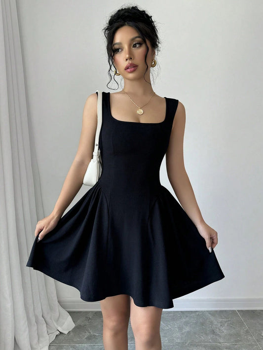 Suspender Dress con Scollo Quadrato e Schiena Scoperta