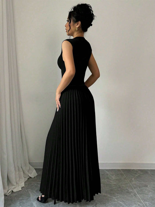 Abito Lungo a Colonna con Collo Alto e Texture Plissettata