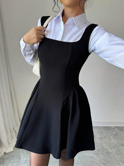 Suspender Dress con Scollo Quadrato e Schiena Scoperta