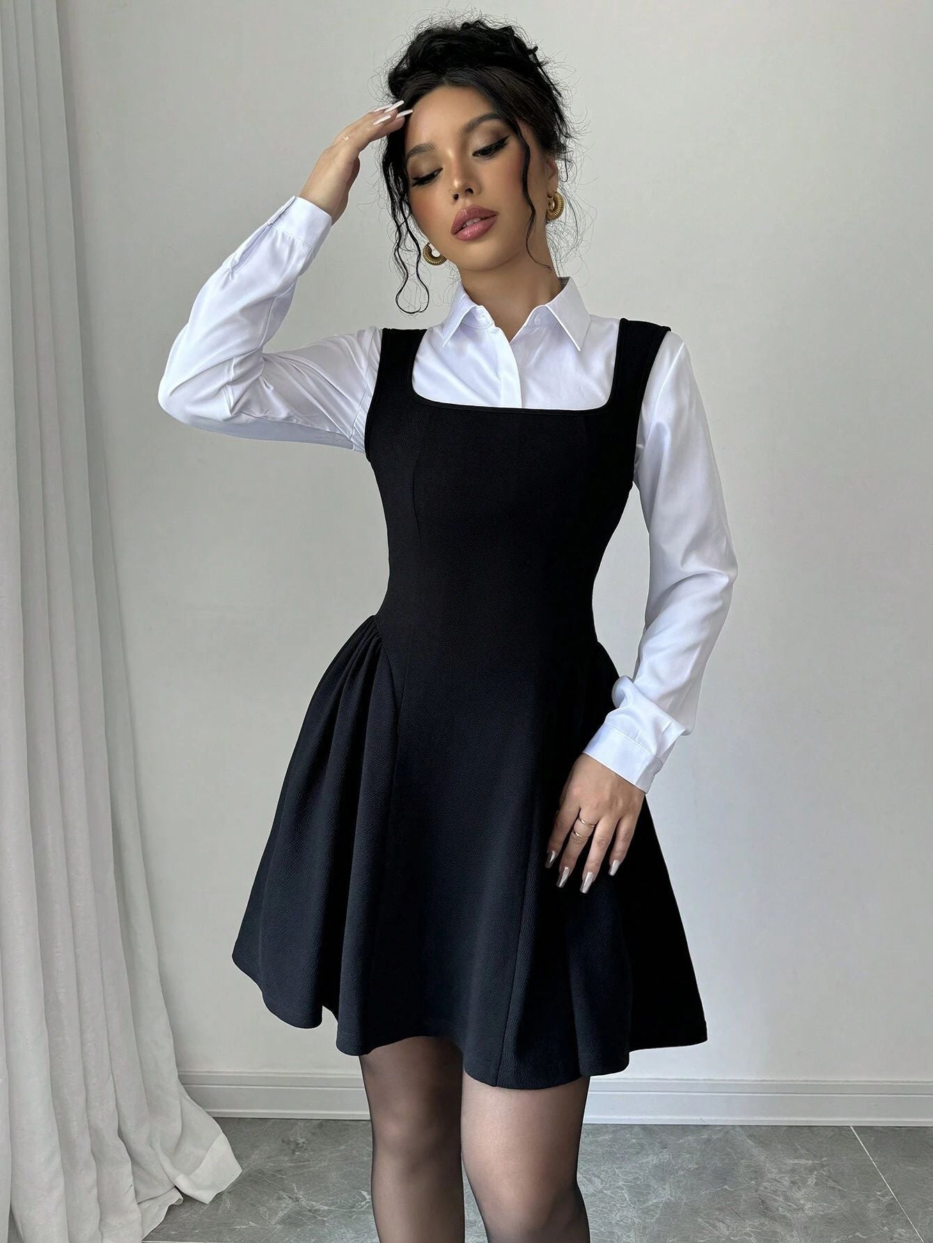 Suspender Dress con Scollo Quadrato e Schiena Scoperta