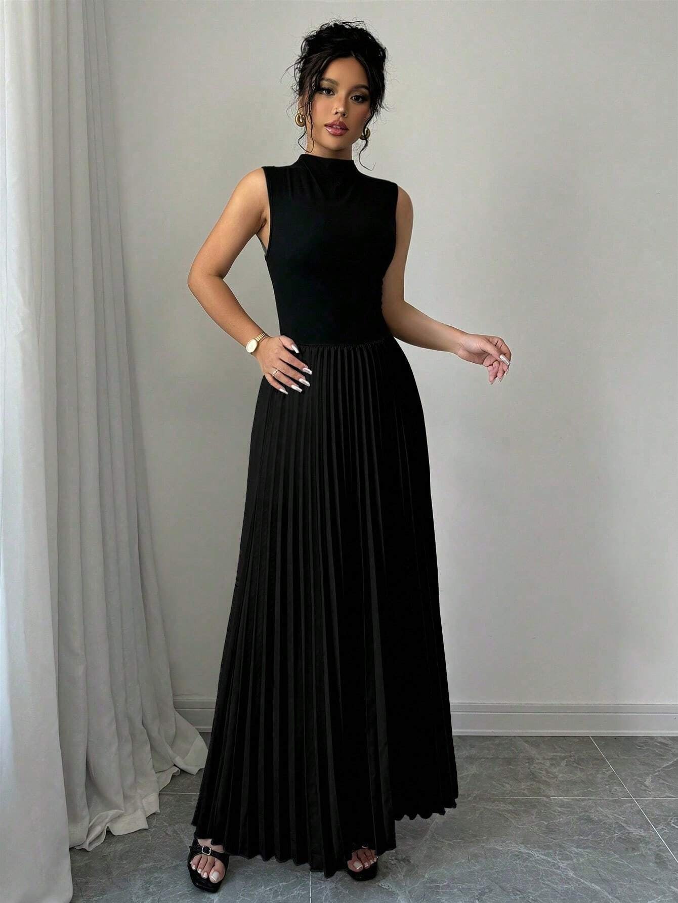 Abito Lungo a Colonna con Collo Alto e Texture Plissettata