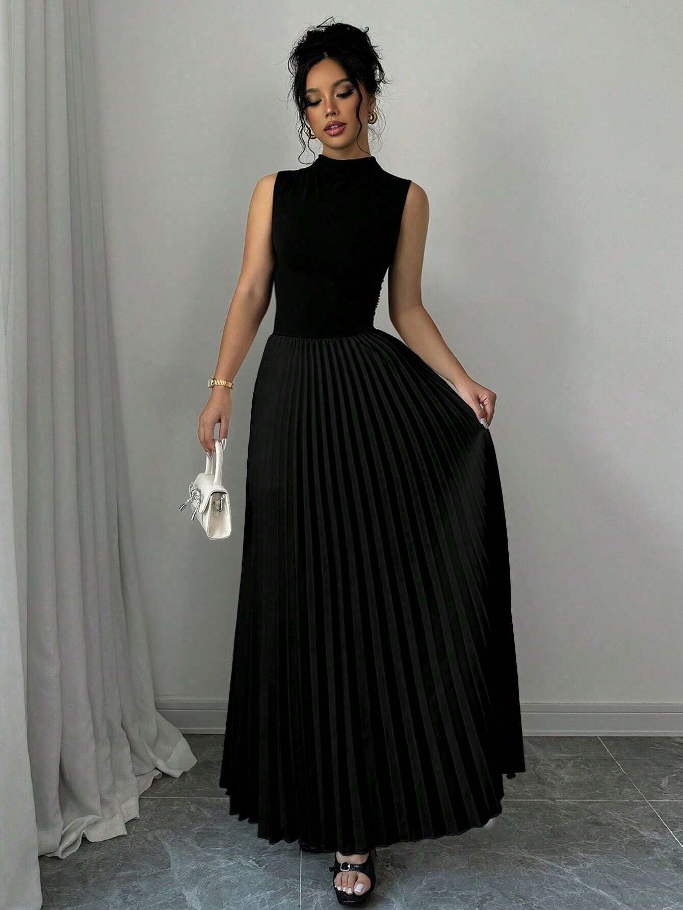 Abito Lungo a Colonna con Collo Alto e Texture Plissettata