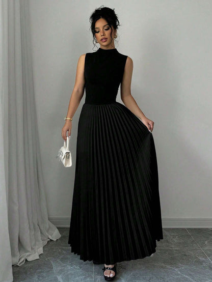 Abito Lungo a Colonna con Collo Alto e Texture Plissettata