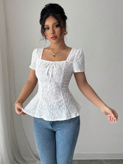 Blusa in Pizzo con Scollo Quadrato e Dettaglio Fiocco