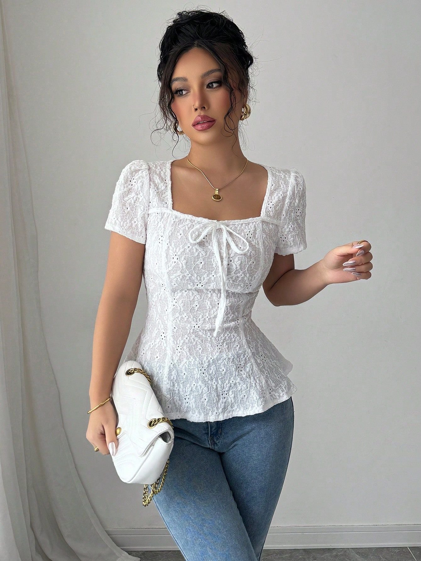 Blusa in Pizzo con Scollo Quadrato e Dettaglio Fiocco
