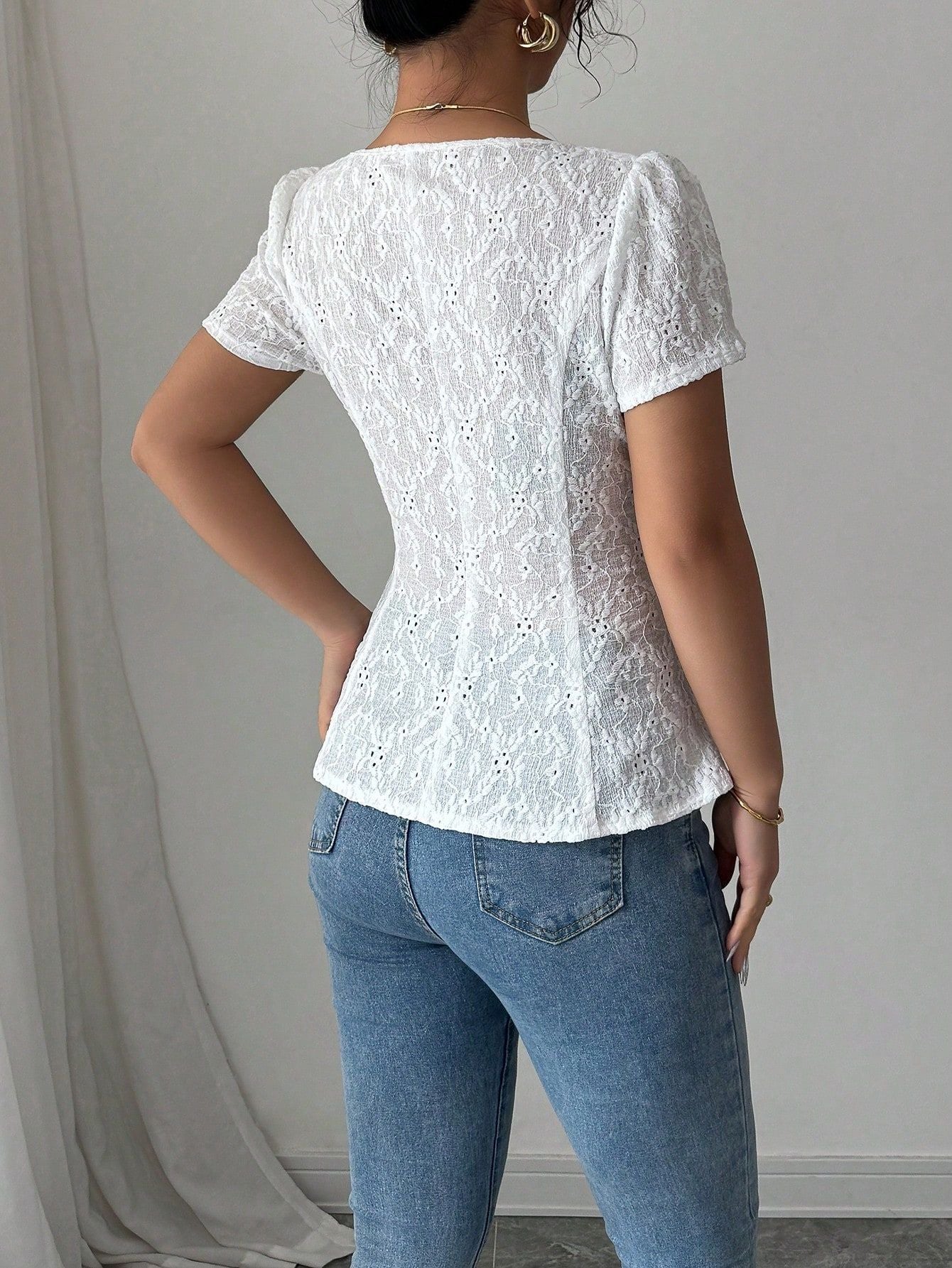 Blusa in Pizzo con Scollo Quadrato e Dettaglio Fiocco