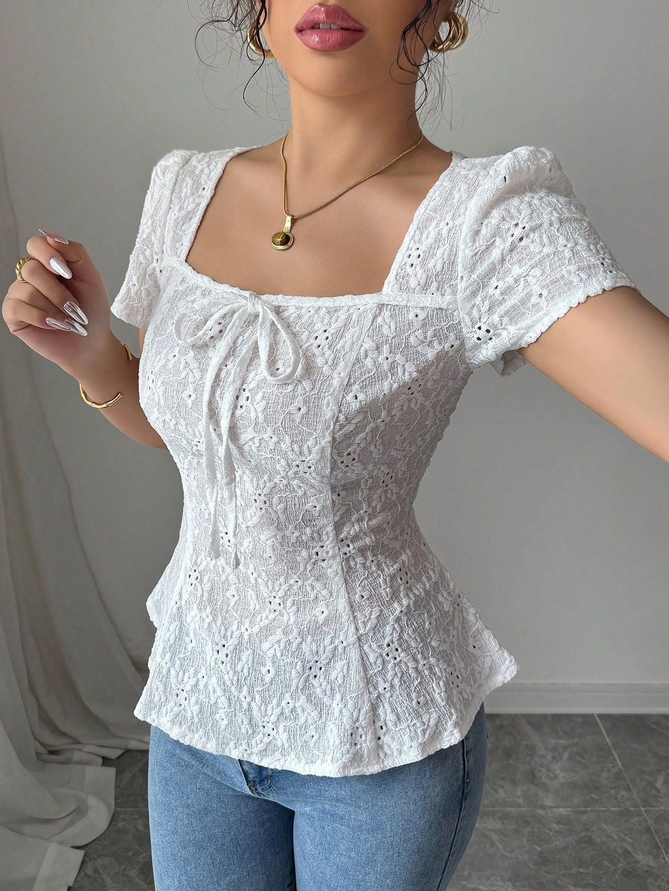 Blusa in Pizzo con Scollo Quadrato e Dettaglio Fiocco