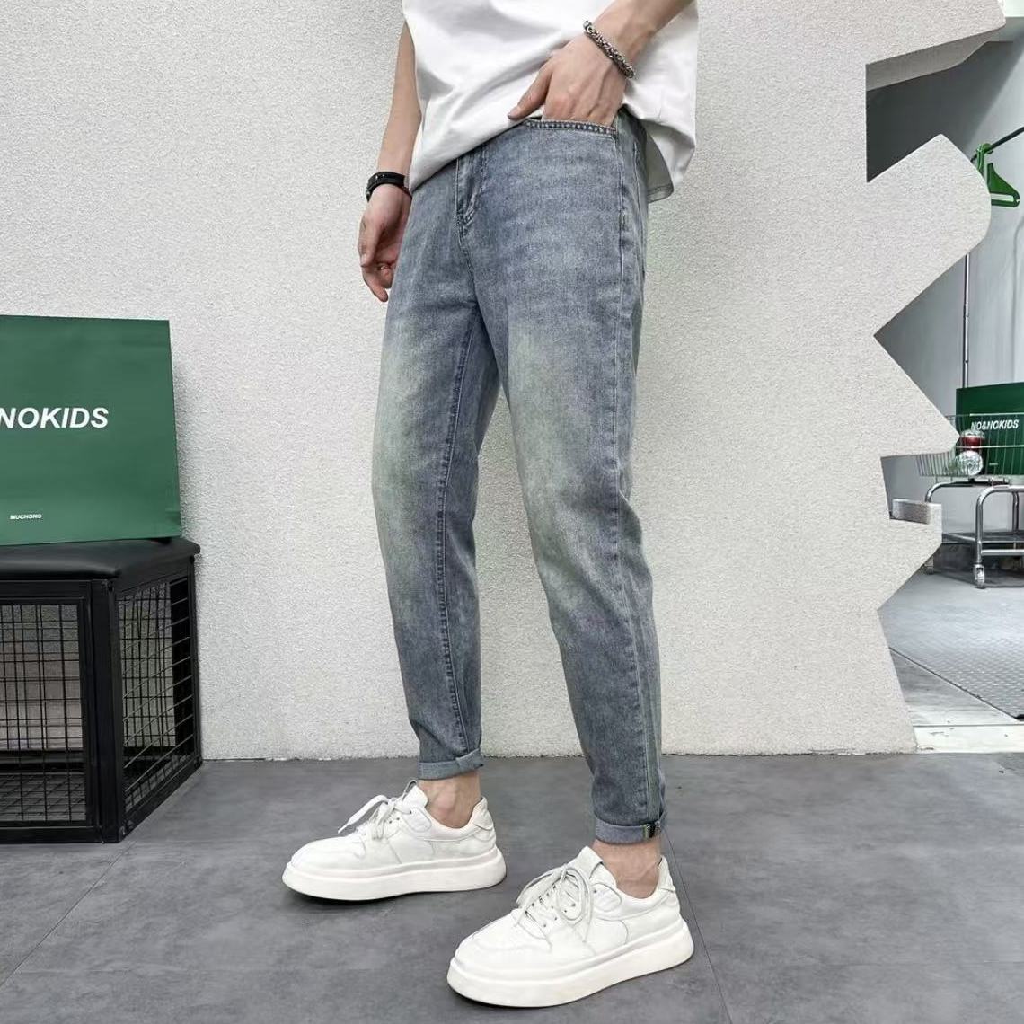 Jeans Cropped con Ricami Classy e Silhouette "Little Feet"