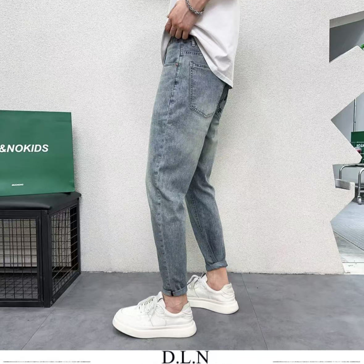 Jeans Cropped con Ricami Classy e Silhouette "Little Feet"