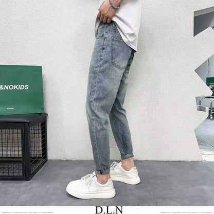 Jeans Cropped con Ricami Classy e Silhouette "Little Feet"