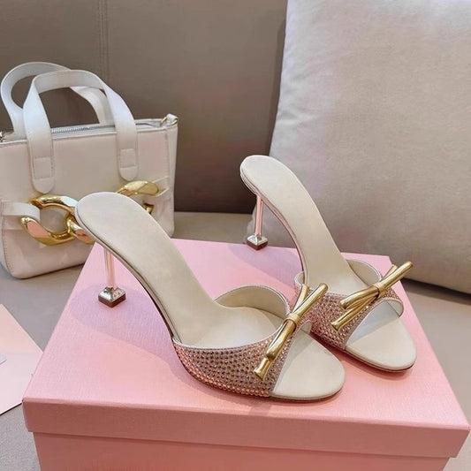 Sandalo Minimal in Satén con Punta Rotonda e Finitura High-Luxury