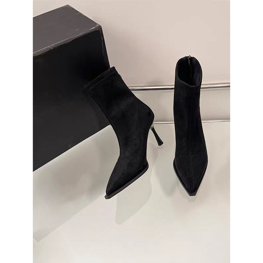 Stivaletto a Punta con Tacco Sottile e Struttura High-Definition