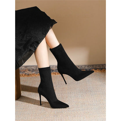 Stivaletto a Punta in Camoscio con Opzioni Tacco Multi-Config e Struttura "Sleeve"