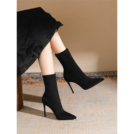 Stivaletto a Punta in Camoscio con Opzioni Tacco Multi-Config e Struttura "Sleeve"