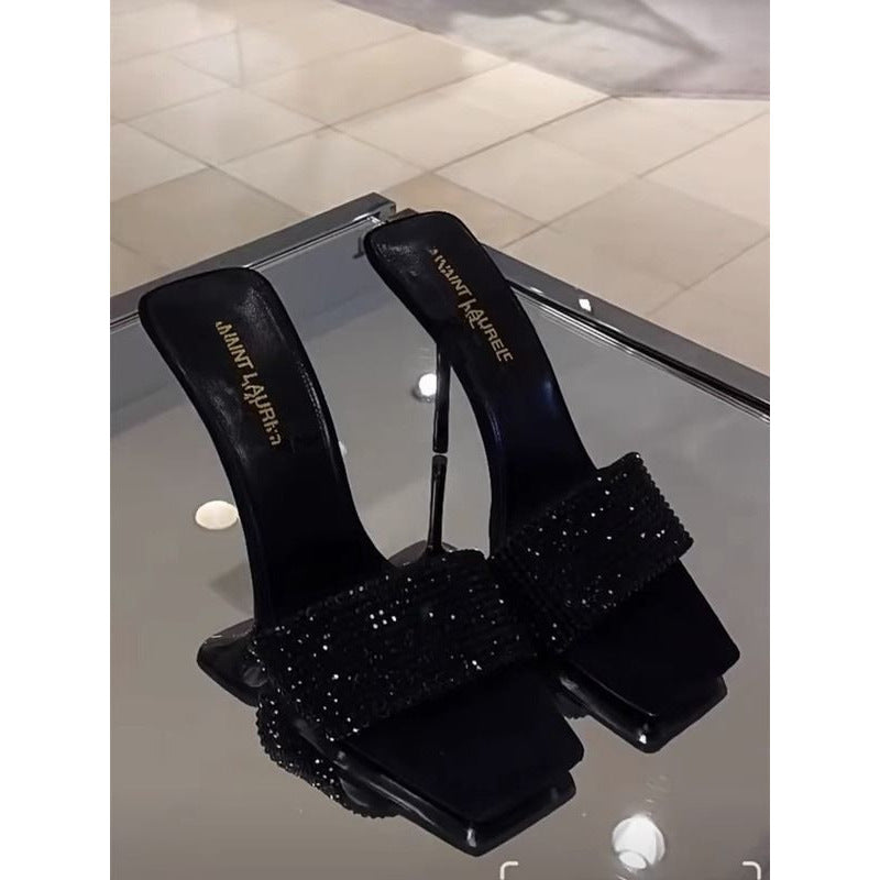 Tacco Architetturale in PU-Luxe con Punta Squadrata e Tacco High-Stiletto