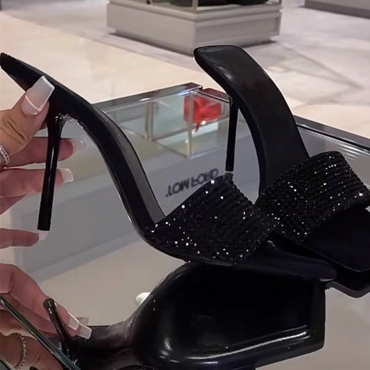 Tacco Architetturale in PU-Luxe con Punta Squadrata e Tacco High-Stiletto