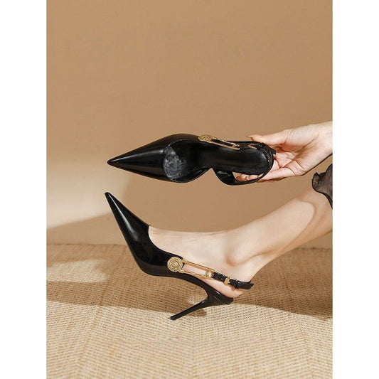 Tacco Chiuso in Punta con Cinturino One-Piece e Finiture Multi-Texture