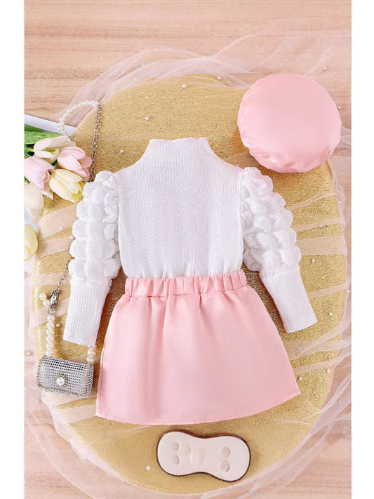 Set Tre Pezzi con Top a Maniche a Sbuffo, Gonna Plissettata e Cappellino Coordinato