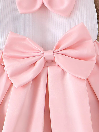 Set Tre Pezzi con Top a Maniche a Sbuffo, Gonna Plissettata e Cappellino Coordinato
